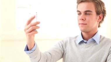 genç adam evde cep telefonuyla kendini fotoğraf çekme