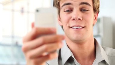 genç adam evde cep telefonuyla kendini fotoğraf çekme