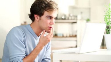 çekici başarılı genç adam heyecanlı online kazanma