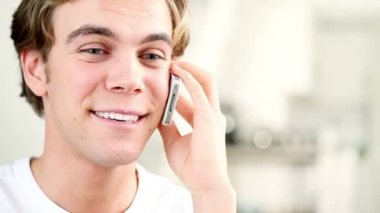 mutlu ve neşeli konuşmak smartphone yakışıklı genç