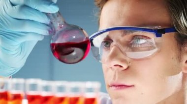 genç bilim tıbbi laboratuvar yeni ilaç keşfi