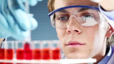 genç bilim adamı doktor tıbbi laboratuvar bir çare bulma