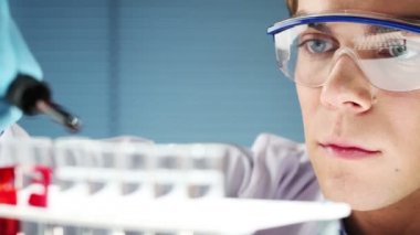 genç bilim adamı doktor tıbbi laboratuvar bir çare bulma