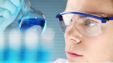 genç bilim adamı doktor tıbbi laboratuvar bir çare bulma