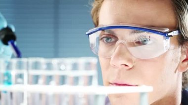 genç bilim adamı doktor tıbbi laboratuvar bir çare bulma