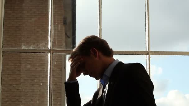 El hombre de negocios está angustiado y triste — Vídeos de Stock