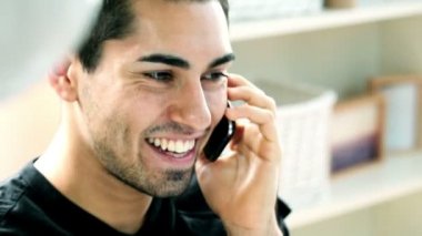 latin Amerikalı adam cep telefonuyla