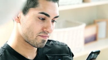 İspanyol adam cep telefonuyla