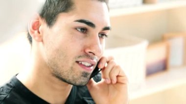latin Amerikalı adam cep telefonuyla