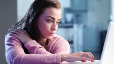 üzgün genç genç kız depresyona girmiş ve yeni din için net göz atan