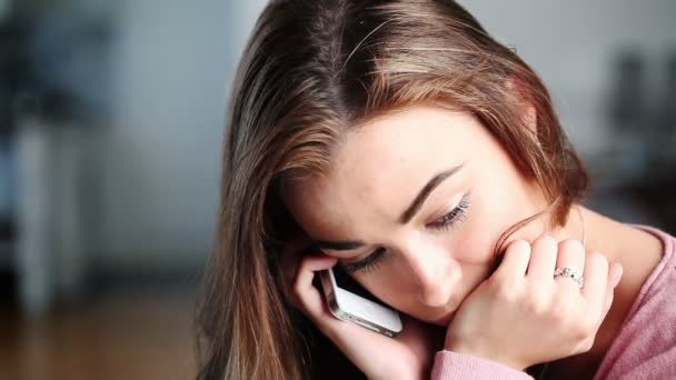 Depresso giovane donna contempla il suicidio come sente cattive notizie al telefono a casa — Video Stock