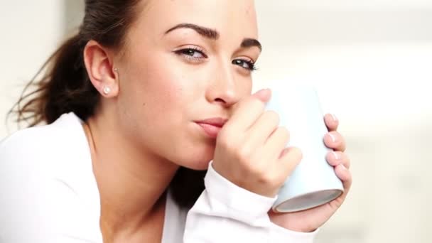 Detailní portrét přitažlivé mladé ženy pití kávy — Stock video