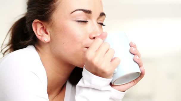 Close-up portret van aantrekkelijke jonge vrouw drinken koffie — Stockvideo