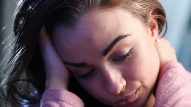 Depresso adolescente è triste e colpevole e suicida da solo nella sua stanza — Video Stock