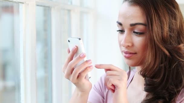 Gyönyörű tizenéves lány használ mozgatható telefon, szöveg üzenet küldése — Stock videók