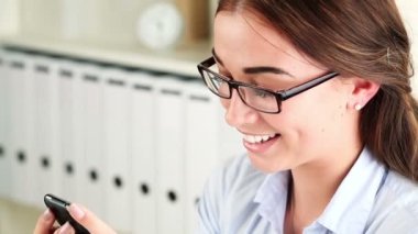 cep telefonu kullaranarak çekici genç iş kadını Close-Up