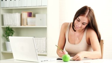 yakın çekim portre sevimli neşeli öğrencinin bir elma yemek