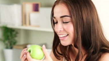 yakın çekim portre sevimli genç kadın yeme elma