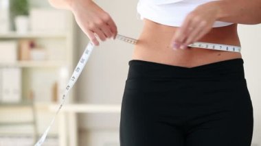 sağlıklı genç bir kadın onun mükemmel ince bel ölçüm