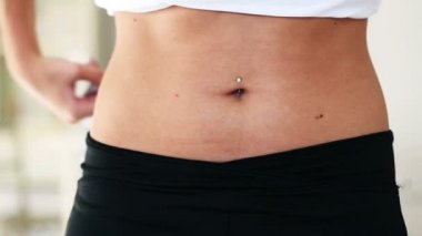 sağlıklı genç bir kadın onun mükemmel ince bel ölçüm