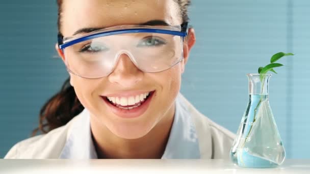 Vrij geeky wetenschap student experimenteren met landbouw in laboratorium — Stockvideo
