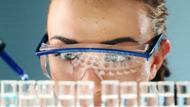 Estudiante de biología bastante joven haciendo investigación experimental en laboratorio de ciencias — Vídeo de stock