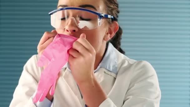 Jolie femme est une stagiaire de laboratoire de science qui fait chier un ballon rose — Video