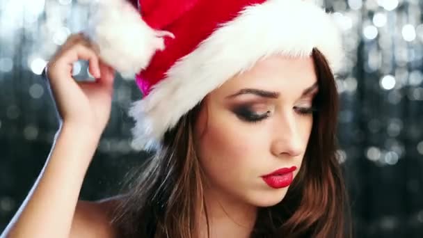 Söt flicka klädd i santa hatt till jul — Stockvideo