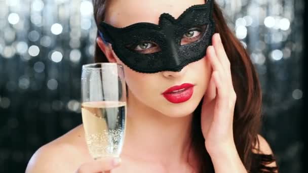 Sexig kvinna som bär maskerad mask på fest — Stockvideo