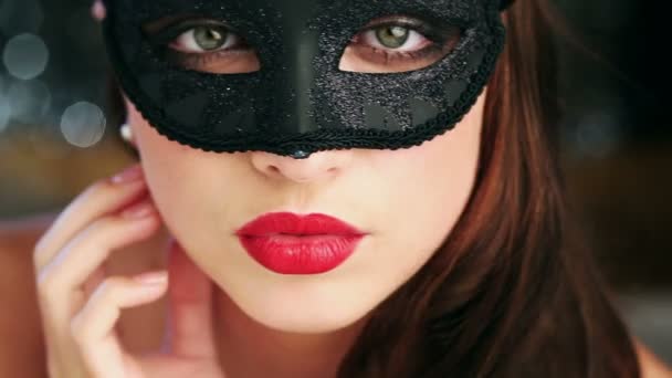 Szexi nő fél maskara maszk viselése