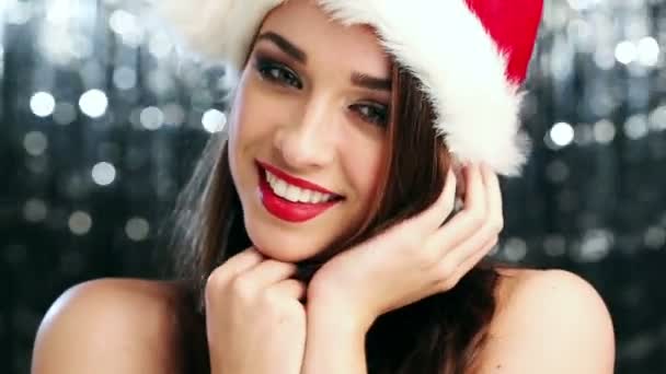 Linda chica con sombrero de santa para Navidad — Vídeo de stock