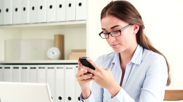 Retrato de mujer de negocios hermosa usando el teléfono móvil para enviar mensaje de texto — Vídeos de Stock