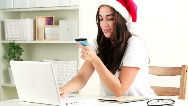 Online vásárlás a karácsonyi ajándékokat tizenéves — Stock videók