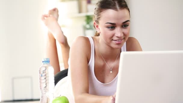 Close-up retrato de atraente jovem mulher usando laptop — Vídeo de Stock