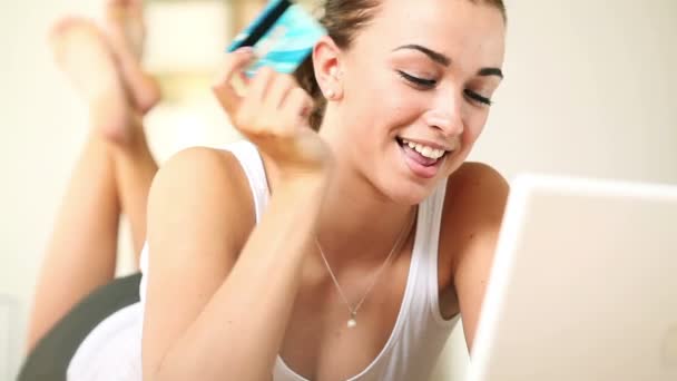 Abbastanza giovane ragazza adolescente shopping online utilizzando la sua carta di credito e computer portatile — Video Stock