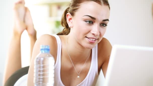 Primer plano de joven adolescente alegre usando el ordenador portátil - en el interior — Vídeos de Stock