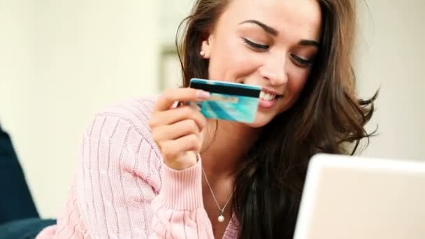 Muito jovem adolescente compras on-line usando seu cartão de crédito e computador portátil — Vídeo de Stock