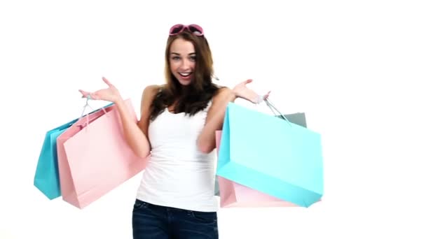 Mujer sexy sosteniendo bolsas de compras — Vídeos de Stock