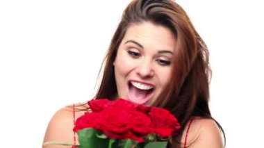 Sevgililer güller ile şirin kız