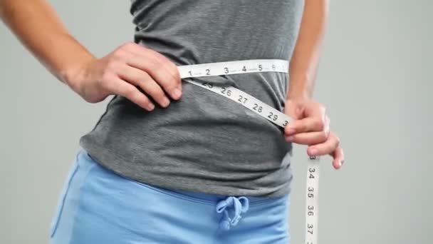 Sexy woman measuring perfect waist — Stock Video