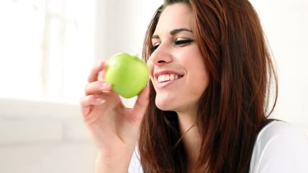 Mujer joven sana comiendo manzana — Vídeo de stock