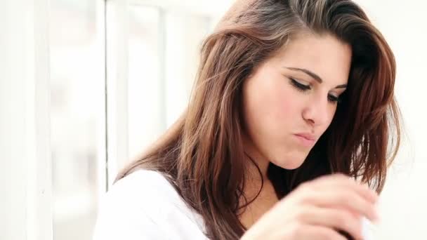 Mujer joven y saludable comiendo fruta — Vídeo de stock