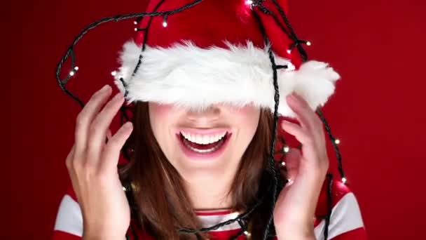 Linda chica enredada en las luces de Navidad — Vídeo de stock