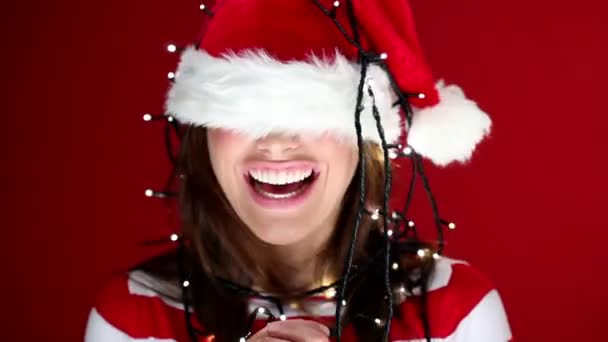 Linda chica enredada en las luces de Navidad — Vídeo de stock