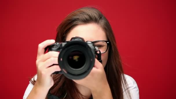 Vrouw neemt foto 's — Stockvideo