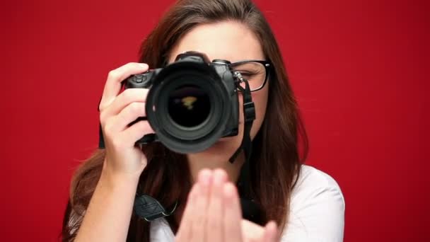 Vrouw neemt foto 's — Stockvideo