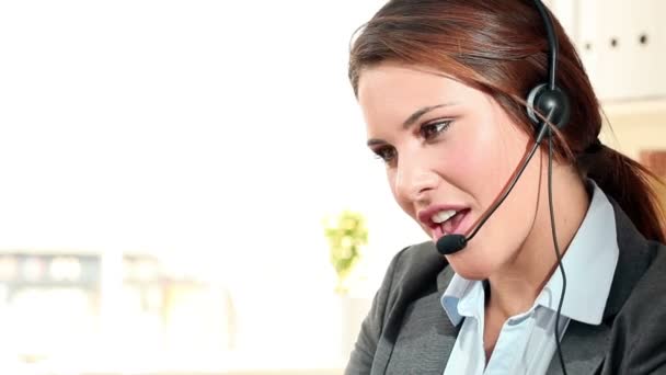 Vrouw praten over de hoofdtelefoon in een kantoor — Stockvideo