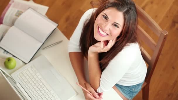 Sorrindo jovem mulher estudando em casa — Vídeo de Stock