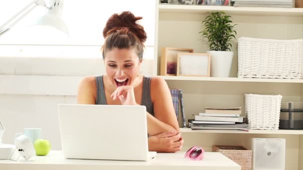 Bela jovem sorridente com laptop em casa — Vídeo de Stock
