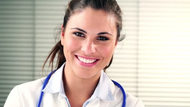 Lächelnder junger Arzt — Stockvideo